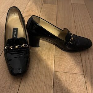 Bally patent leather chain pump - US size 6